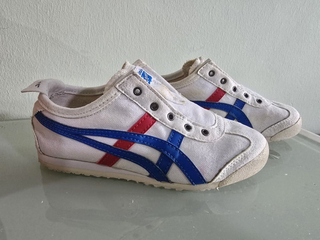 Onitsuka Tiger Slip On for Kids / Kids Sneakers - Size 18.5cm/ Eur30 (Category: Babies & Kids Fashion) located in Singapore. Submitted by bb.lbc (Listing ID 1377157544, Image 1). Description: A pair of lightly used kids' sneakers. Brand: Onitsuka Tiger. Made in Indonesia. Size: 18.5cm/ Euro30/ US K12. It comes with an original box. Note: Already washed, it's ready to wear. Self collect at Woodlands Drive 16 or meet at "Woodlands South" MRT..