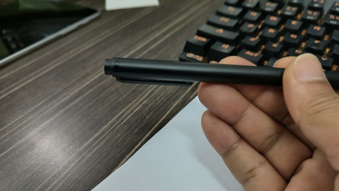 Original Microsoft Surface Pen Stylus with Clip (Category: Other Accessories) located in Singapore. Submitted by drnail (Listing ID 1377264111, Image 3). Description: very clean almost new no scratches no box bring your own battery and Surface if you want to test reason for selling: my Sur ce was stolen 😭.
