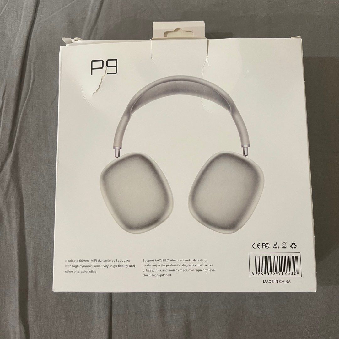 由 112.ce (刊登 ID 1377302571，圖片 2) 提交，位於 台中市 (Taichung) 的 P9銀色無線塑膠耳機 (類別：耳機)，說明：商品為塑膠材質，本身無線需連接藍牙，外盒有裂痕，內商品完好全新，內附中英文說明書，按鍵、音量皆以測試過都正常，此商品只有開封測試過並沒有使用過，可7-11寄出，運費自付，需先匯款。。