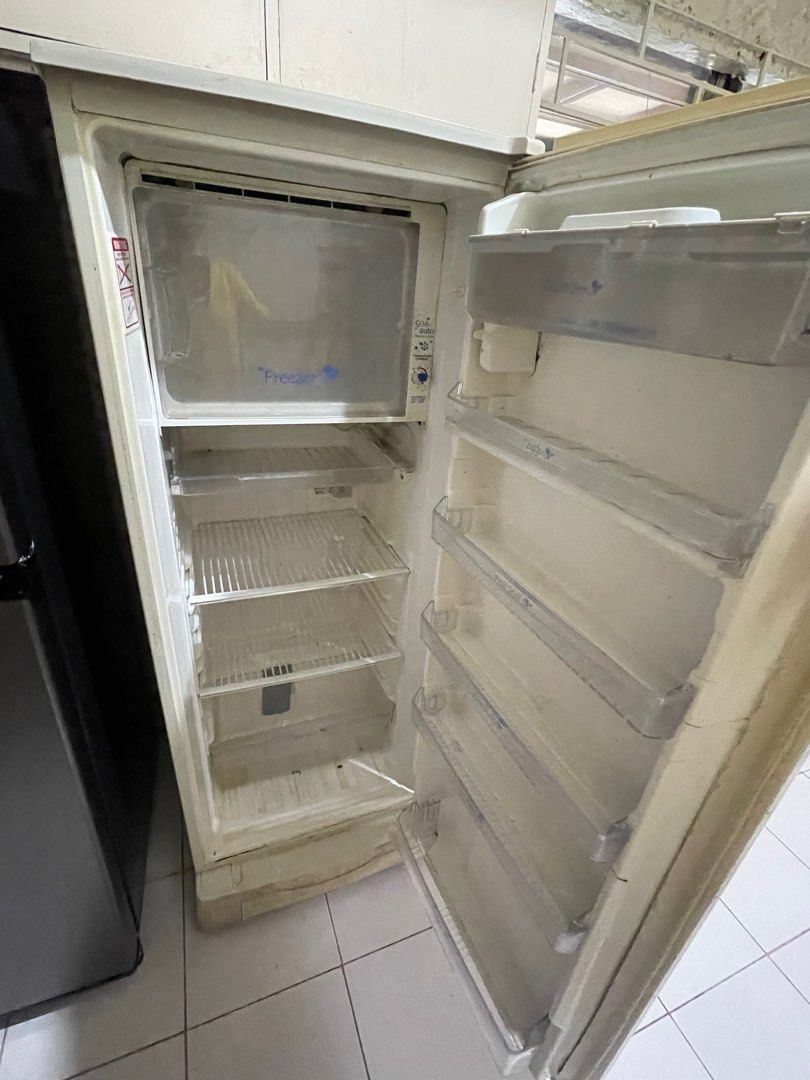 Panasonic old model ref (Category: Refrigerators and Freezers) located in Marikina City. Submitted by crk20 (Listing ID 1377240253, Image 3). Description: Working good as is sa pic, need cleaning loc marikina .