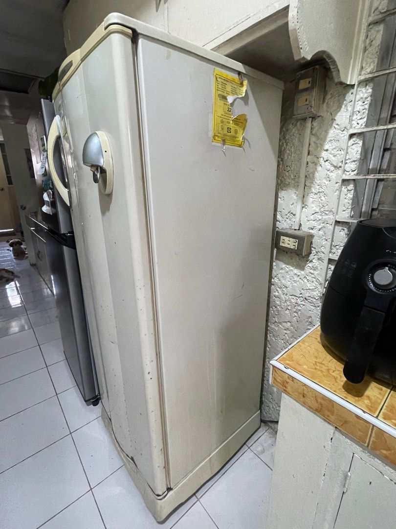 Panasonic old model ref (Category: Refrigerators and Freezers) located in Marikina City. Submitted by crk20 (Listing ID 1377240253, Image 2). Description: Working good as is sa pic, need cleaning loc marikina .