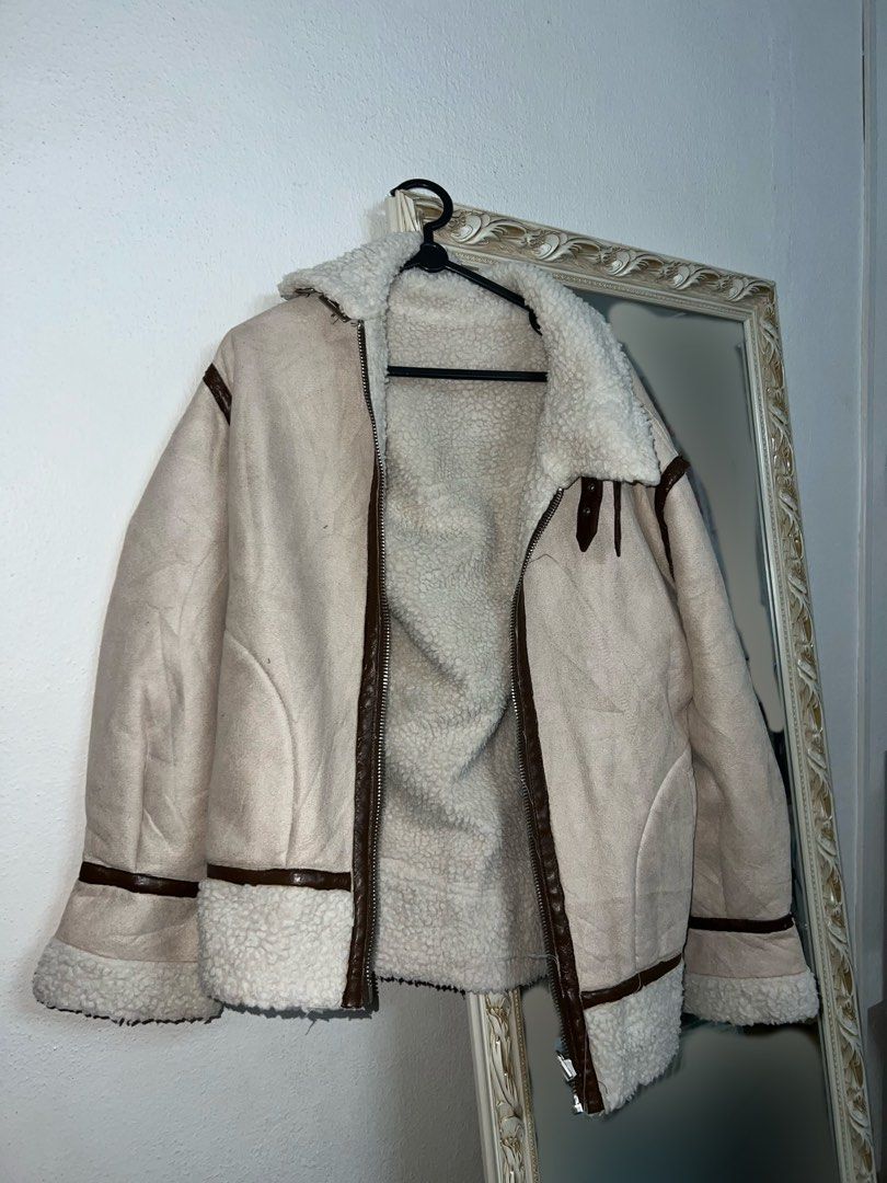 Reversible wool jacket (Category: Coats, Jackets and Outerwear) located in Georgetown. Submitted by perlovedxx (Listing ID 1377299235, Image 1). Description: Wore this to Korea when it was 10c Thrifted it It’s probably around 1kg.