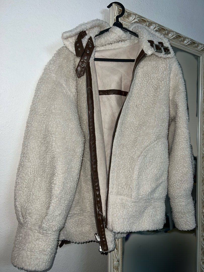 Reversible wool jacket (Category: Coats, Jackets and Outerwear) located in Georgetown. Submitted by perlovedxx (Listing ID 1377299235, Image 2). Description: Wore this to Korea when it was 10c Thrifted it It’s probably around 1kg.