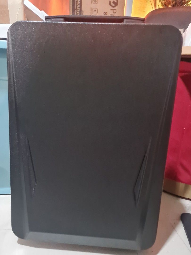 SANTYAGE TSA .J602 (Category: Laptop Bags & Sleeves) located in Singapore. Submitted by nurashlyn (Listing ID 1377303814, Image 1). Description: Sanytage Hard Casing bag for Laptop and other accessories .Never Used at all Still in good Condition.Good for Daily use.like office or travel can protect ur gadgets. But Take Note got a bit defect can see from the last photo ,other than that is all good condtion. Take Note:Always Check the item before yo