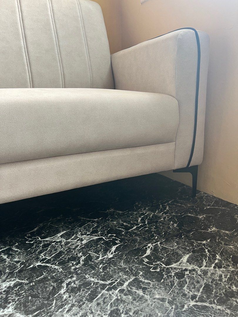 Sofas Anti Scratch (Category: Sofas) located in Kuang. Submitted by ismateha97 (Listing ID 1377273775, Image 3). Description: Jual sebab nak pindah rumah! Baru beli bulan 2, tapi sebab tak larat nak bawa turun nanti terpaksa letgo. SELF PICKUP & BOLEH NEGO •Masih Empuk • Tak pernah duduk, sebab hiasan je kat hall • Material sebiji dalam gambar •Anti air/cakar kucing •Mudah dibersihkan.