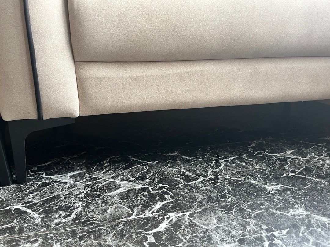Sofas Anti Scratch (Category: Sofas) located in Kuang. Submitted by ismateha97 (Listing ID 1377273775, Image 2). Description: Jual sebab nak pindah rumah! Baru beli bulan 2, tapi sebab tak larat nak bawa turun nanti terpaksa letgo. SELF PICKUP & BOLEH NEGO •Masih Empuk • Tak pernah duduk, sebab hiasan je kat hall • Material sebiji dalam gambar •Anti air/cakar kucing •Mudah dibersihkan.