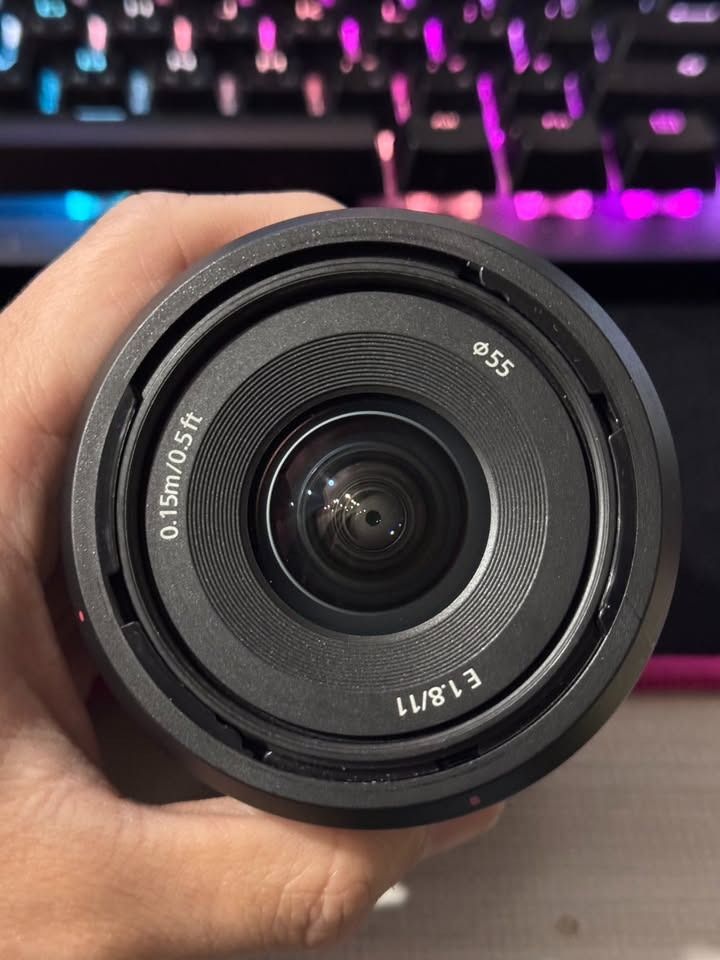 由 kkkkk779 (刊登 ID 1377226279，圖片 1) 提交，位於 新北市 (New Taipei) 的 SONY E 11 mm F1.8 SEL11F18 超廣角鏡頭 (類別：鏡頭及裝備)，說明：2022年公司貨盒單齊全 已過保 外觀保持良好 APS-C 防塵防水滴 使用兩個線性馬達 16.5mm 等效焦距 0.12 米最近對焦距離 線性手動對焦 0.2x 最高放大率 焦距 定焦 11 mm 重量 181 克 濾鏡直徑 55mm。