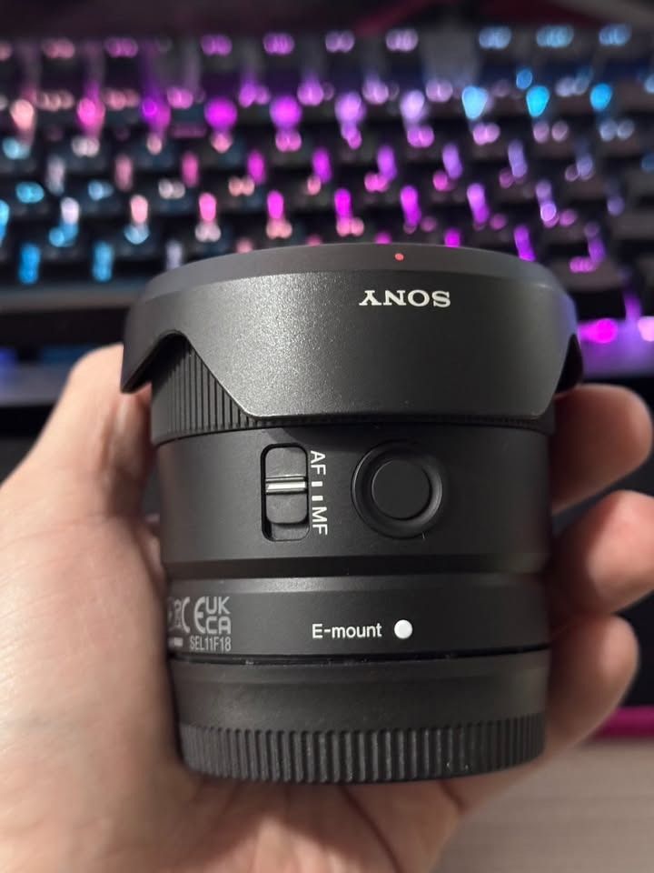 由 kkkkk779 (刊登 ID 1377226279，圖片 3) 提交，位於 新北市 (New Taipei) 的 SONY E 11 mm F1.8 SEL11F18 超廣角鏡頭 (類別：鏡頭及裝備)，說明：2022年公司貨盒單齊全 已過保 外觀保持良好 APS-C 防塵防水滴 使用兩個線性馬達 16.5mm 等效焦距 0.12 米最近對焦距離 線性手動對焦 0.2x 最高放大率 焦距 定焦 11 mm 重量 181 克 濾鏡直徑 55mm。
