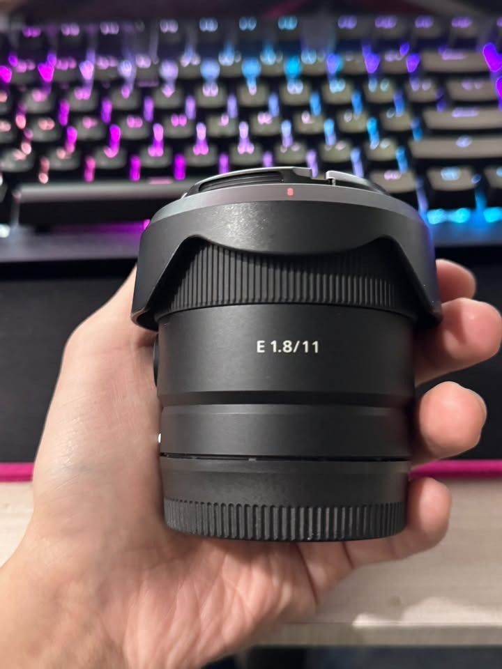 由 kkkkk779 (刊登 ID 1377226279，圖片 2) 提交，位於 新北市 (New Taipei) 的 SONY E 11 mm F1.8 SEL11F18 超廣角鏡頭 (類別：鏡頭及裝備)，說明：2022年公司貨盒單齊全 已過保 外觀保持良好 APS-C 防塵防水滴 使用兩個線性馬達 16.5mm 等效焦距 0.12 米最近對焦距離 線性手動對焦 0.2x 最高放大率 焦距 定焦 11 mm 重量 181 克 濾鏡直徑 55mm。
