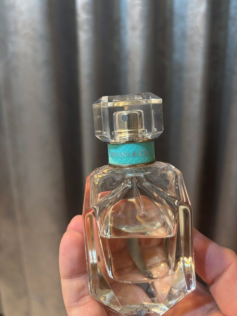 由 jenkebdi (刊登 ID 1377318263，圖片 2) 提交，位於 高雄市 (Kaohsiung) 的 Tiffany & co. 女性淡香水 花香 還剩三分之二 (類別：香水、體香劑)，說明：正版無盒。