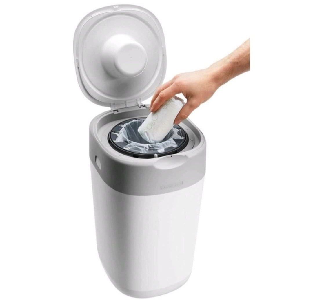 Tommee Tippee Twist & Click Nappy Disposal System - Complete Starter Set (Category: Diapers & Baby Wipes) located in Singapore. Submitted by sequoia.seed (Listing ID 1377270628, Image 3). Description: Tommee Tippee Twist & Click Nappy Disposal System – Complete Starter Set Includes: ✅ Nappy bin unit ✅ Refill cassettes ❌ No original box ✅ Used for only 1 month – mint condition 🛡️ Key Features: Twist & Click system wraps each nappy to lock in odou