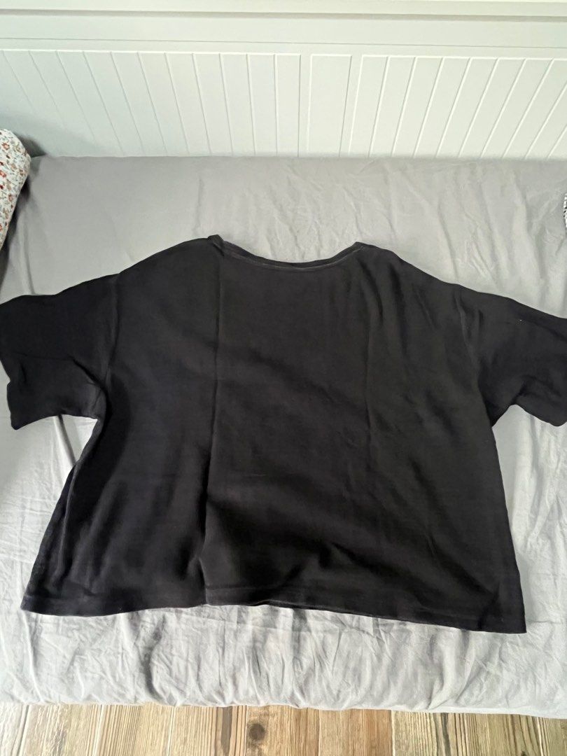 Uniqlo black waffle knit top (Category: Blouses) located in Quezon City. Submitted by kitkat0328 (Listing ID 1377265143, Image 2). Description: - fits S to M - super comfy - some signs of use by neckline - 3/4 sleeves.