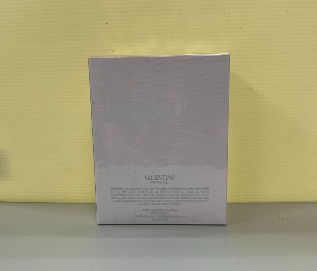 由 yuanyuantea (刊登 ID 1377250606，圖片 2) 提交，位於 台北市 (Taipei) 的 《Valentino》Valentina Acqua Floreale 淡香水 80ml 全新未拆封 (類別：香水、體香劑)，說明：義大利精品時尚品牌 Valentino 所推出的 Valentina 系列香氛，此款「Acqua Floreale」以花香為靈魂核心，融合橙花、茉莉與琥珀香氣，呈現自然純淨的女性氣質，宛如盛夏午後漫步於義大利花園中。 🔹 品名：Valentina Acqua Floreale 🔹 容量：80ml / 2.7 fl.oz. 🔹 香調濃度：Eau de Toilette（淡香水） 🔹 狀況：全新未開封，保存良好 🔹 包裝：原廠玻璃瓶＋盒裝完整 🔹 購自：機場免稅店，100%正品保證 🔹 香調：(花香調為主，氣味清新柔美) ・前調：橙子、橙花 ・中調：茉莉、晚香玉、依蘭依蘭 ・後調：廣藿香、琥珀、香草 已絕版，收藏價值極高，現市面上已