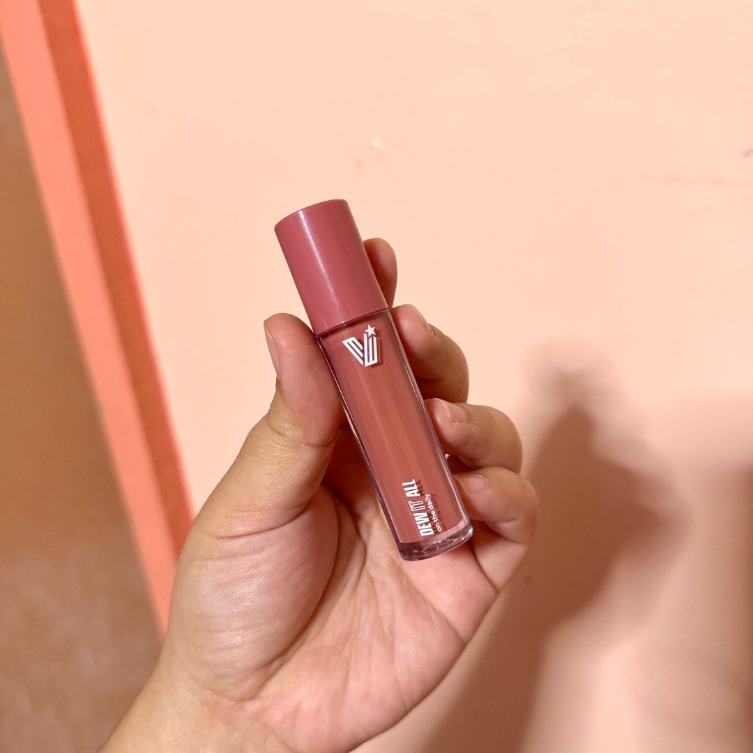 Vice Co Dew it all blush (Category: Makeup) located in Taguig. Submitted by cris_021 (Listing ID 1377292550, Image 1). Description: Always Blushin’ Used once.