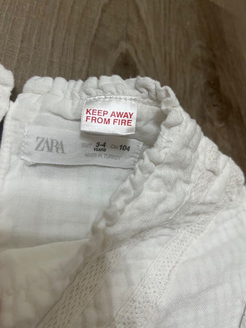 由 hot7311144418 (刊登 ID 1377352511，圖片 3) 提交，位於 雲林縣 (Yunlin) 的 Zara兒童純白色上衣3-4歲 (類別：嬰兒及兒童流行時尚)，說明：有使用痕跡●不再贅述 。