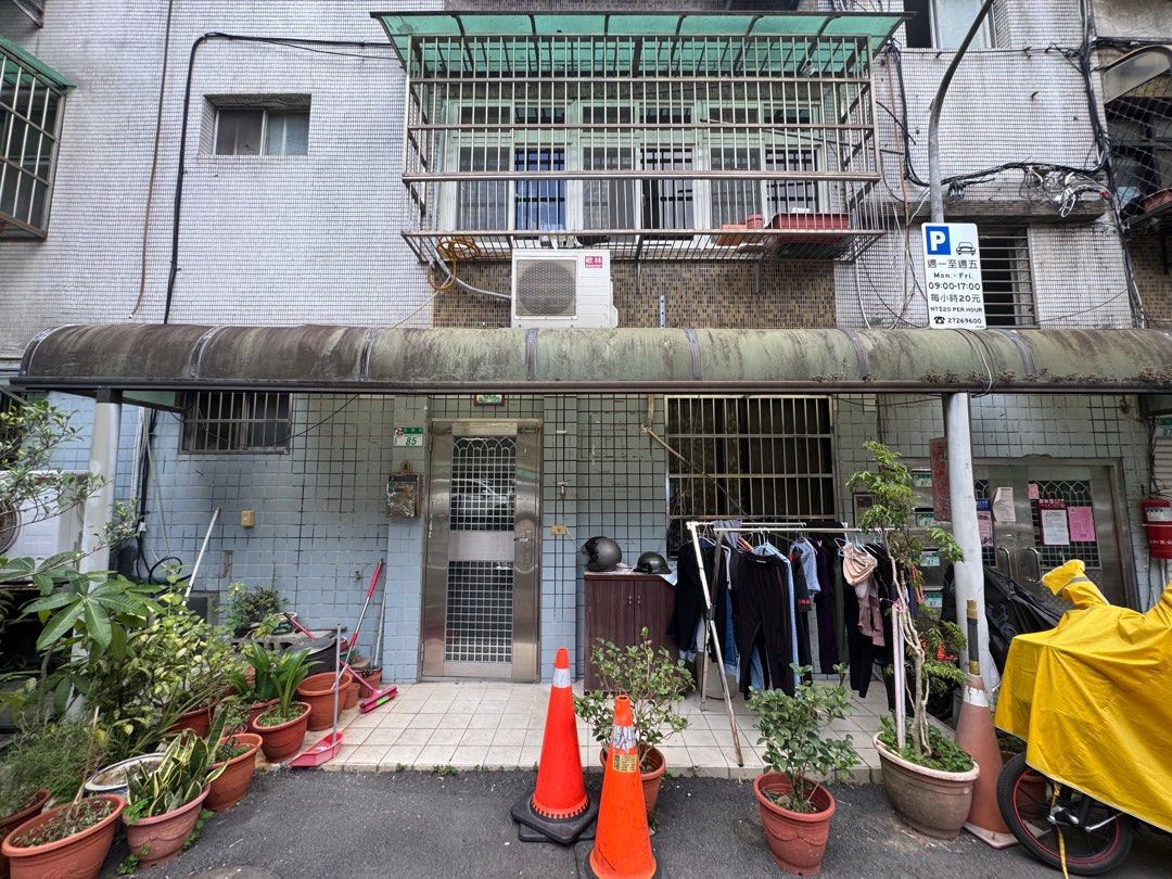 由 jkyub2880444611 (刊登 ID 1377503604，圖片 1) 提交，位於 台北市 (Taipei) 的 吳興商圈低總價美寓一樓3房 (類別：房屋出售)，說明：信義區稀有2000萬內 3房2廳2位的格局！！ 詳細物件資訊歡迎私訊我了解 1.一樓住宅免爬梯，三代同堂老少適宜 2.信義區低總價輕鬆圓夢成家 3.糶米古道.泰和公園.象山步道，休閒生活好愜意 4.吳興.北醫商圈，醫療生活機能超完善★ 5.臥室皆有開窗，前後採光通風良好 6.土地坪數大，保值好選擇 。
