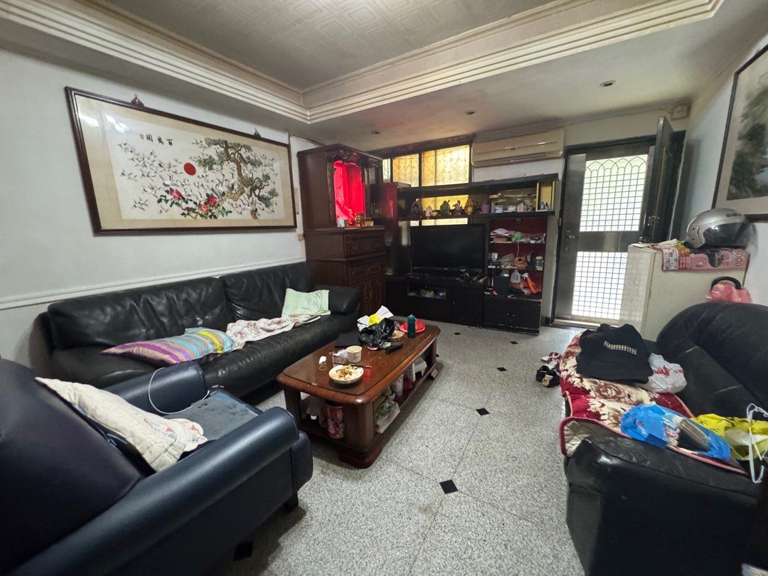由 jkyub2880444611 (刊登 ID 1377503604，圖片 2) 提交，位於 台北市 (Taipei) 的 吳興商圈低總價美寓一樓3房 (類別：房屋出售)，說明：信義區稀有2000萬內 3房2廳2位的格局！！ 詳細物件資訊歡迎私訊我了解 1.一樓住宅免爬梯，三代同堂老少適宜 2.信義區低總價輕鬆圓夢成家 3.糶米古道.泰和公園.象山步道，休閒生活好愜意 4.吳興.北醫商圈，醫療生活機能超完善★ 5.臥室皆有開窗，前後採光通風良好 6.土地坪數大，保值好選擇 。