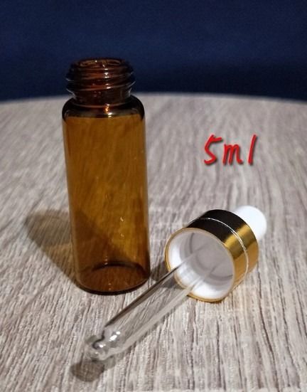 由 mumu6666 (刊登 ID 1377481160，圖片 1) 提交，位於 宜蘭縣 (Yilan) 的 五瓶5ml一次售 茶色玻璃滴管瓶 電鍍金車線滴瓶 (類別：香水、體香劑)，說明：原價購買一個19元，有使用過，有洗過放乾，已一段時間沒使用，介意者請勿購買。