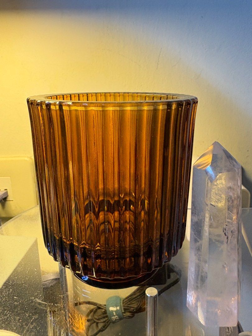 由 portas (刊登 ID 1377455750，圖片 1) 提交，位於 高雄市 (Kaohsiung) 的 琥珀色蠟燭杯/香氛蠟燭/容器/陳列/侘寂/日系時髦 (類別：香水、體香劑)，說明：蠟燭杯。