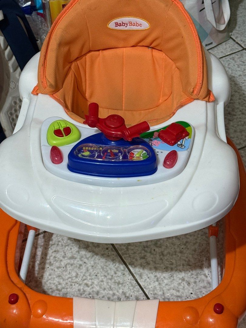 由 apple4510719699 (刊登 ID 1377524413，圖片 1) 提交，位於 桃園市 (Taoyuan) 的 嬰兒娃娃車 (類別：兒童桌椅)，說明：二手嬰兒娃娃車 上面的按鈕 按了有聲音也可以拆 拆下來之後變成一個小小餐桌 可以坐在娃娃車上吃飯 有興趣歡迎詢問 價格可再議價。