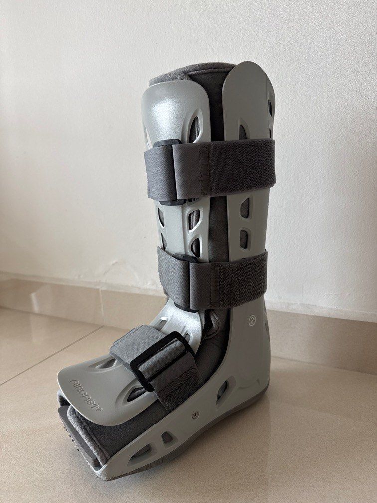 Aircast Walking Boot Small Size - Left (Category: Rehabilitative Devices) located in Singapore. Submitted by heartydeal (Listing ID 1377447838, Image 1). Description: .