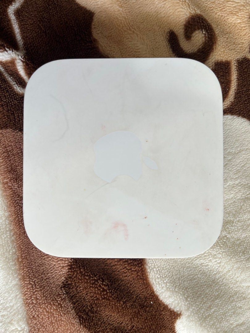 由 fish0236 (刊登 ID 1377458566，圖片 2) 提交，位於 新北市 (New Taipei) 的 Apple A1392 airport express wireless router (類別：Wifi及上網相關產品)，說明：用不到故出售 有嘗試使用，當時筆電是可以正常連線 有嘗試回復原廠設定，但我不確定有沒有成功，不介意者再下單 面交價：800元。