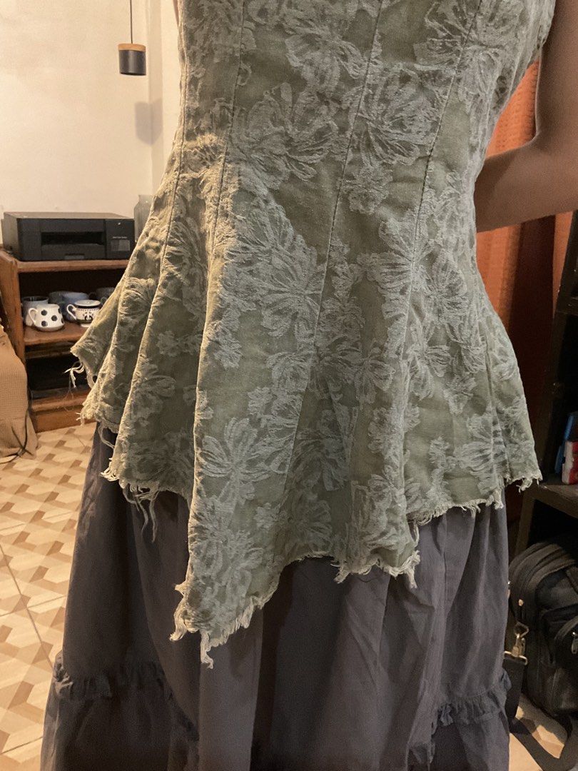 Army green floral Cottage Boho Core Top (Category: Sleeveless) located in Manila. Submitted by rewear_files (Listing ID 1377455046, Image 3). Description: Sleeveless army green top with embedded floral design and handkerchief hem. Flowy, soft, and cottagecore-inspired. Please do not hesitate to drop a message if you have any inquiries or questions about the item. I would be glad to help! 💚🤍 Size: xs-s.