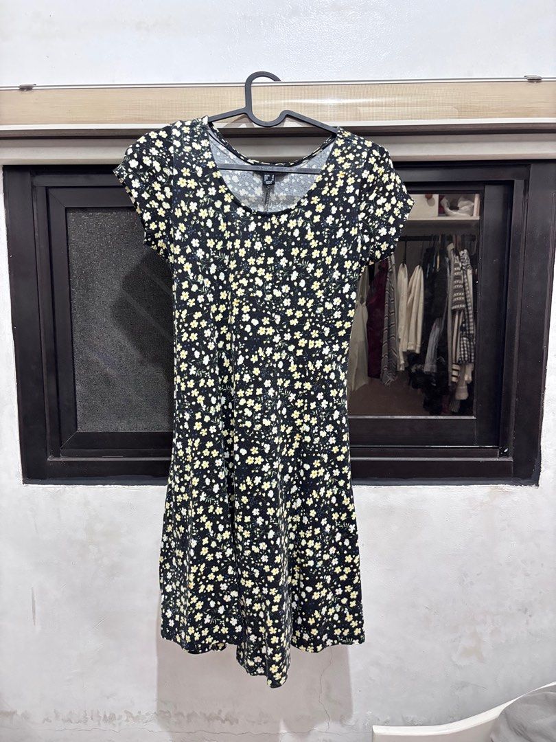 Atmosphere dress (Category: Dresses) located in Meycauayan. Submitted by declutter0403 (Listing ID 1377497810, Image 1). Description: Super comfyyy ng fabric! .