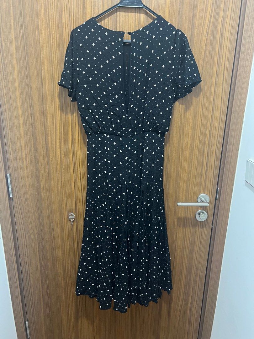 Black Floral Dress (Category: Dresses) located in Singapore. Submitted by aktansinan (Listing ID 1377516333, Image 2). Description: .