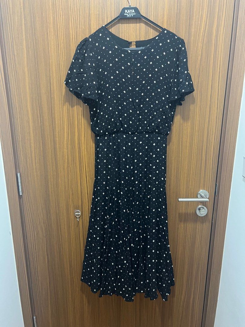 Black Floral Dress (Category: Dresses) located in Singapore. Submitted by aktansinan (Listing ID 1377516333, Image 1). Description: .