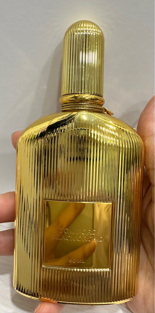 由 huhuphoebe22722 (刊登 ID 1377487624，圖片 2) 提交，位於 台北市 (Taipei) 的 特價日本專櫃Black Orchid Parfum Tom Ford黑蘭花金蘭花淡香精50ml (類別：香水、體香劑)，說明：日本專櫃標。水量有拍出來（最後一張照片） Tom Ford的Black Orchid Parfum是一款東方花香的中性香水。Black Orchid Parfum是在2020年推出的。 前調是松露和李子; 中調是蘭姆酒, 依蘭和墨蘭; 基調是廣藿香。 前調：神秘的黑來自黑松露精粹，融入依蘭依蘭香精的性感韻味，交疊新鮮佛手柑與黑加侖氣息。 中調：最完美的雋用氣息來自特調的黑蘭花香精，搭配茉莉的清新。 基調：最後縱情於廣藿香、檀香木、薰香與岩蘭草所呈現的性感黑色意象。。