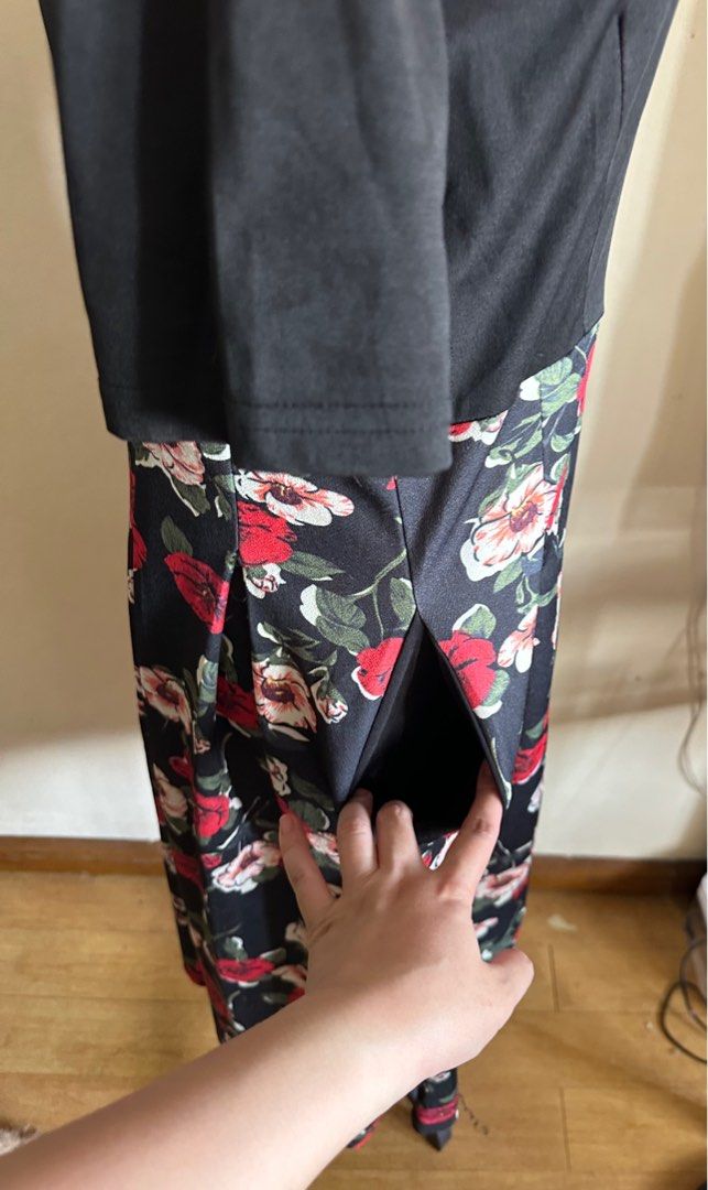 Black top floral down dress (Category: Dresses) located in Quezon City. Submitted by japl88 (Listing ID 1377485606, Image 3). Description: Black top floral down dress .