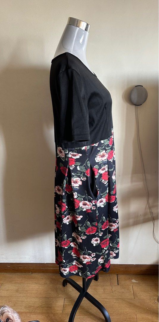 Black top floral down dress (Category: Dresses) located in Quezon City. Submitted by japl88 (Listing ID 1377485606, Image 2). Description: Black top floral down dress .