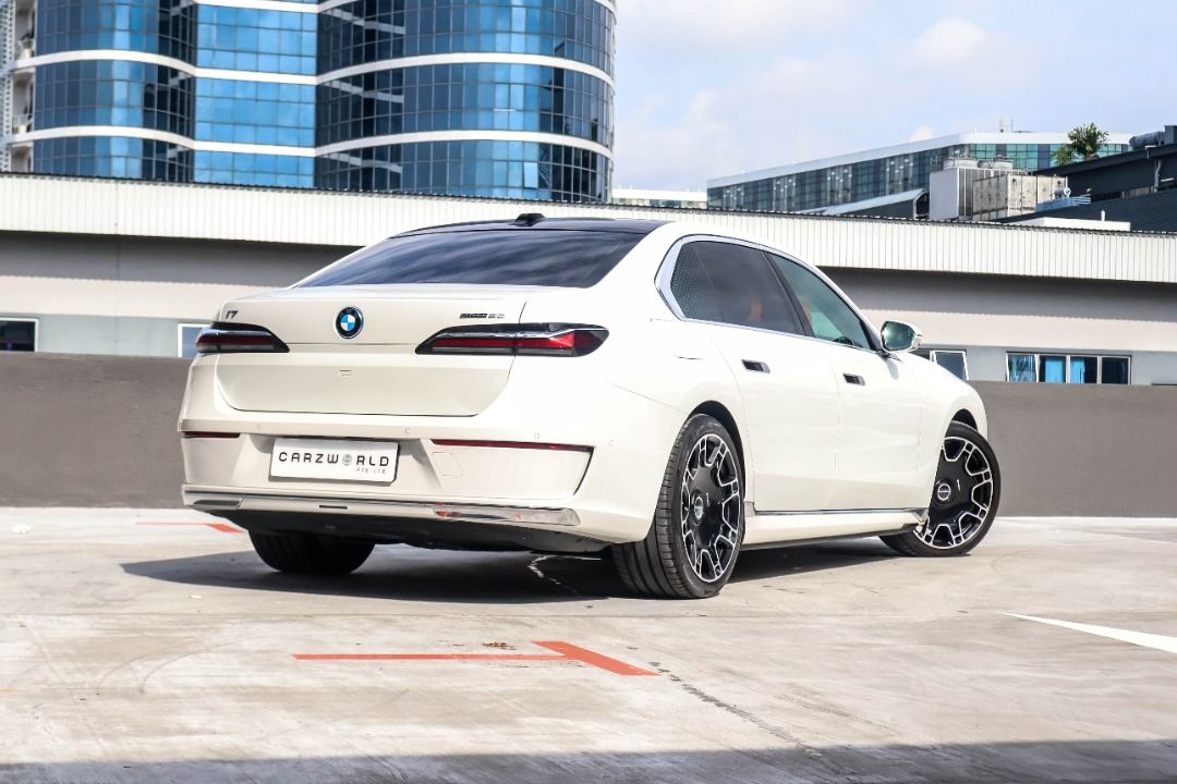 BMW i7 Electric eDrive50 Pinnacle Auto (Category: Used Cars) located in Singapore. Submitted by carzworld.pteltd (Listing ID 1377430205, Image 3). Description: Viewing Strictly By Appointment Only! Low Interest Rate & Flexible Bank / In House Loan Available All Trade-In Are Welcome Message to: 💬96437773 Vehicle Features BMW electric motor 449bhp top speed 205km/h. 0 to 100km/h in 5.5 sec. Rear wheel dirve battery capacity 101.7kwh. Range 540-580