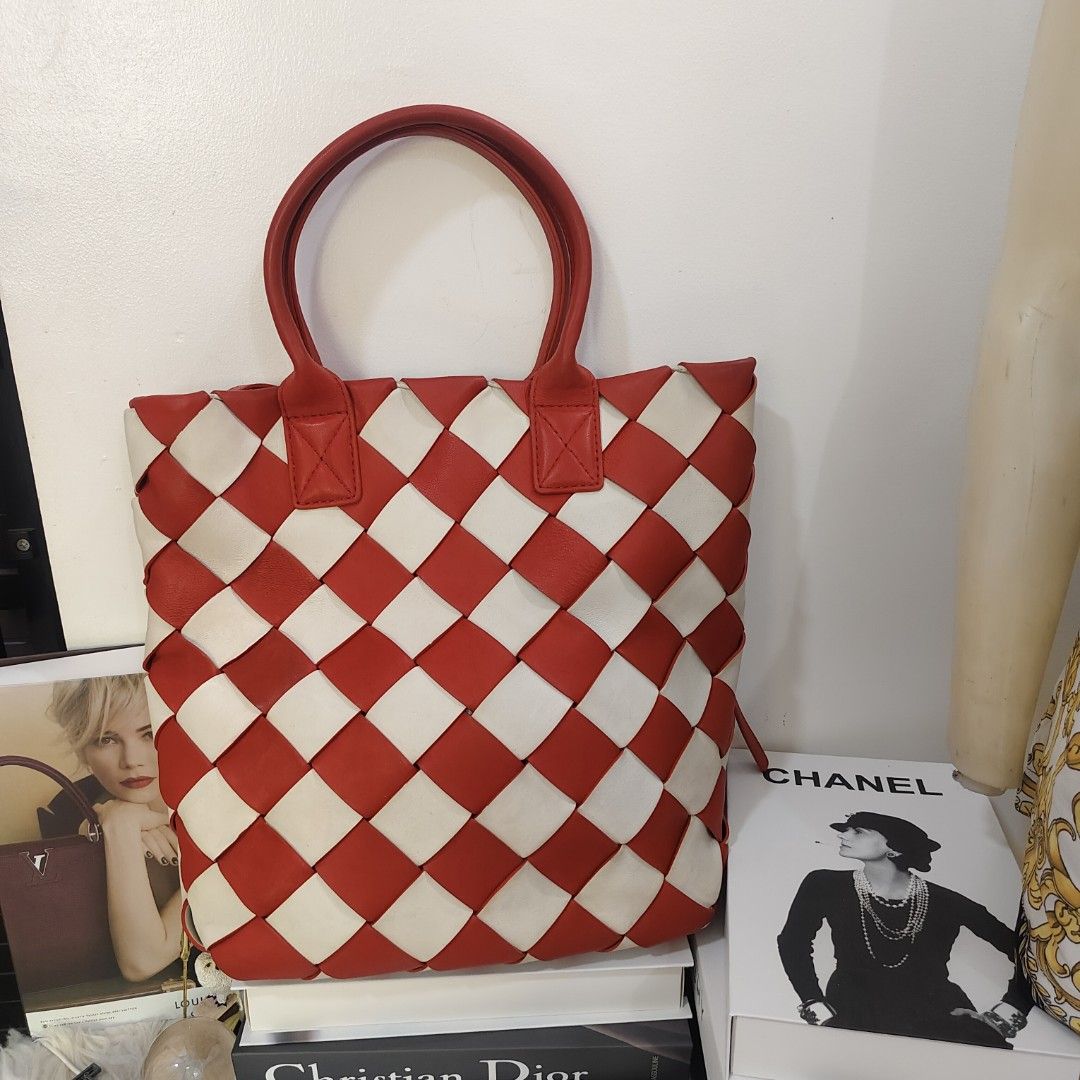 Bottega veneta 2 way (Category: Luxury Bags & Wallets) located in Danao, Cebu. Submitted by anne_2016143 (Listing ID 1377403999, Image 2). Description: excellent condition, minimal sign of used med to large.