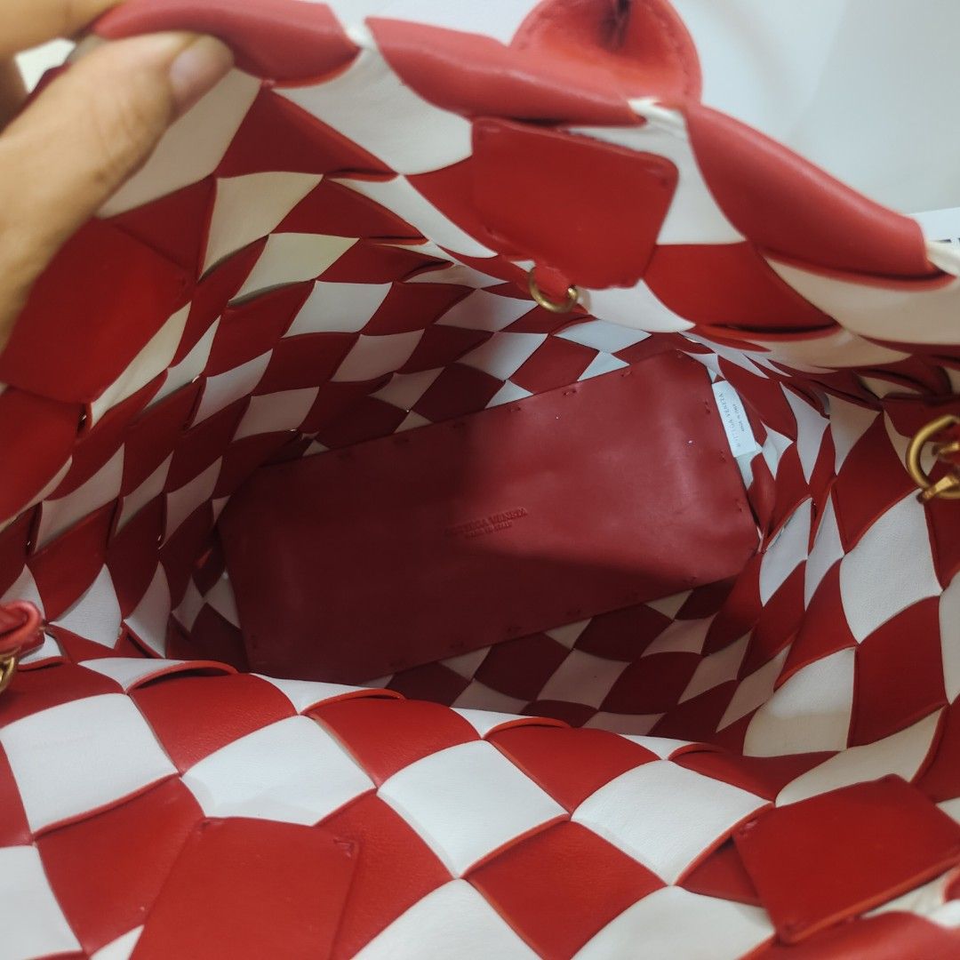 Bottega veneta 2 way (Category: Luxury Bags & Wallets) located in Danao, Cebu. Submitted by anne_2016143 (Listing ID 1377403999, Image 3). Description: excellent condition, minimal sign of used med to large.
