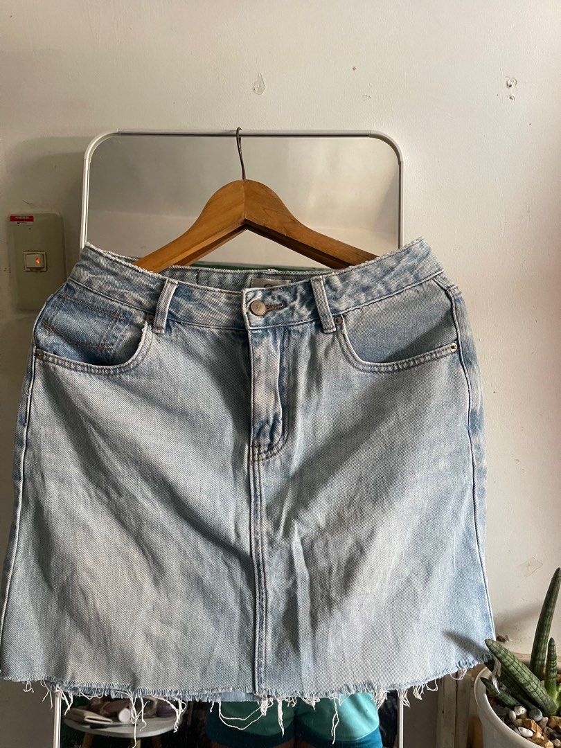 Clean cut skirt (Category: Skirts) located in Manila. Submitted by lovedaleee (Listing ID 1377416318, Image 2). Description: .