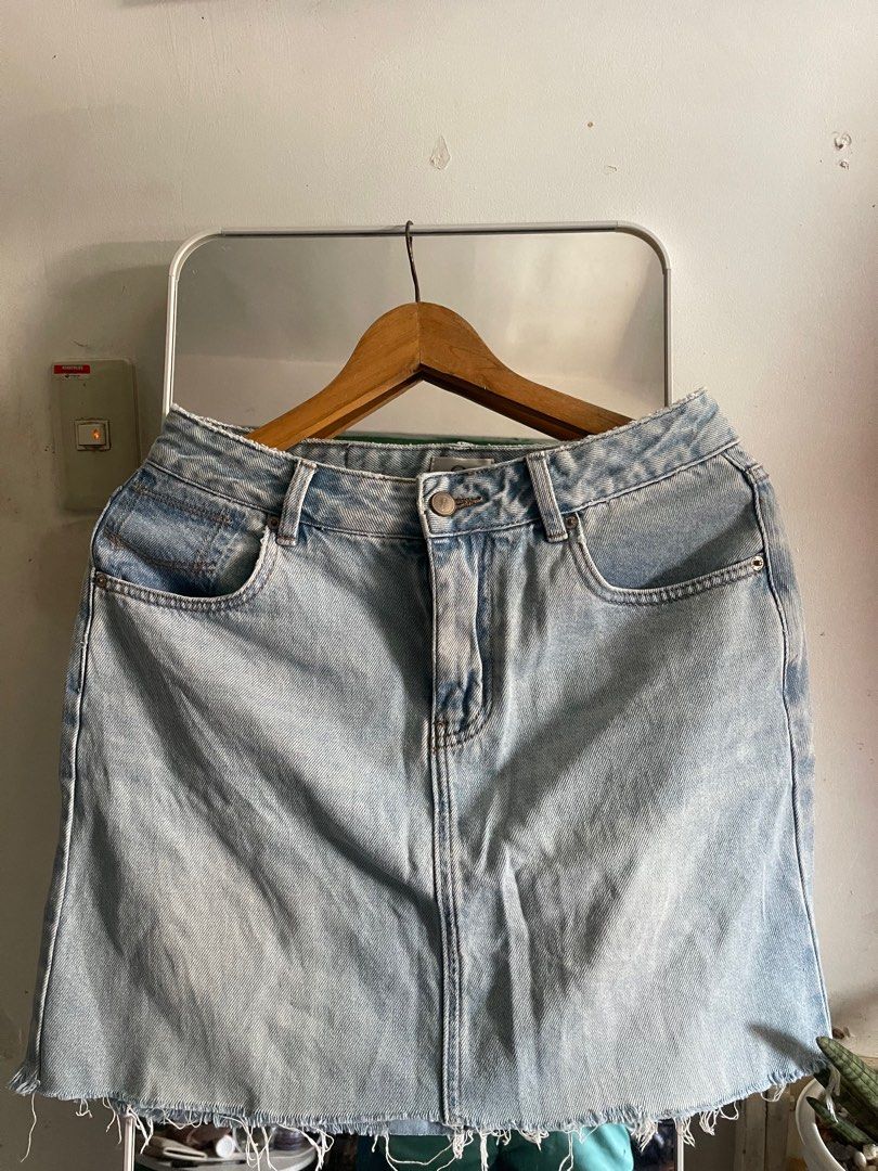 Clean cut skirt (Category: Skirts) located in Manila. Submitted by lovedaleee (Listing ID 1377416318, Image 3). Description: .