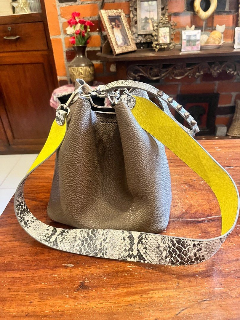 Find Kapoor shoulder bag (Category: Luxury Bags & Wallets) located in Taguig. Submitted by bonnakid (Listing ID 1377374650, Image 2). Description: .