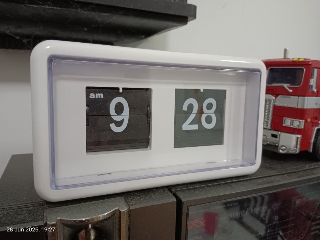 Flip clock (Category: Clocks) located in Ipoh. Submitted by yoi80_corner (Listing ID 1377493721, Image 3). Description: jam berfungsi dengan baik kondisi like new.