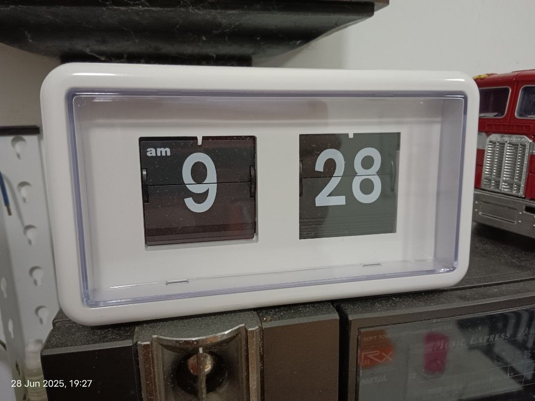 Flip clock (Category: Clocks) located in Ipoh. Submitted by yoi80_corner (Listing ID 1377493721, Image 1). Description: jam berfungsi dengan baik kondisi like new.