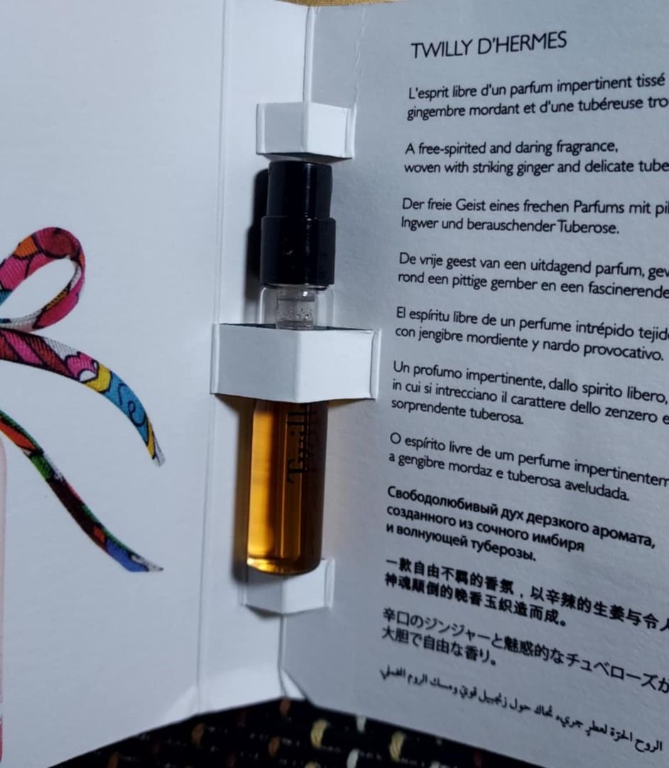 由 myplace228 (刊登 ID 1377472678，圖片 3) 提交，位於 新北市 (New Taipei) 的 HERMES愛馬仕 絲巾打法教學卡片 無盒 + 絲巾香精 未拆用 (類別：香水、體香劑)，說明：HERMES愛馬仕 絲巾打法教學卡片 無盒 + 絲巾香精 未拆用 1. HERMES◇CARTES A NOUER KNOTTING CARDS 6x11.5cm 另附 絲巾香水 香精 x3管 效期可接受 (仍有香氣) 在意 挑剔 可不附上 ✅ 物件現況出售，依現貨拍照刊登，沒修圖，多少因角度，反光，因顯示色差，平台壓縮畫質等 ✅ 大品牌可自已先搜尋了解更多，規格/效用/原訂價 💥 物件雖新品、效期 / 包裝、吊牌、可能存放收藏NG折舊、破損髒漬、有贈送印字 💥 不在意、不挑剔、高標完美、接受才下單！！ ⛔ 下單1~2天寄出 但不配合超急單！！。