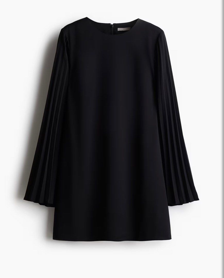 H&M Black Dress Pleated Sleeves (Category: Dresses) located in Manila. Submitted by pungbu8 (Listing ID 1377397721, Image 1). Description: Photo from H&M! Sinukat lang once kaya no photo of when worn. Dress in good condition. Tag removed.