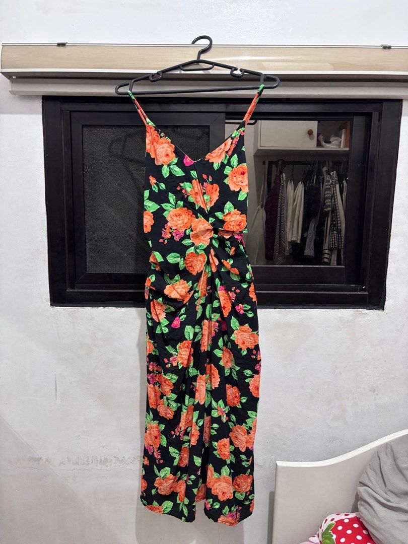 H&M floral midi dress (Category: Dresses) located in Meycauayan. Submitted by declutter0403 (Listing ID 1377489619, Image 1). Description: Best fit XS Bet na bet ko hindi na kasya sa akin 🥲 .