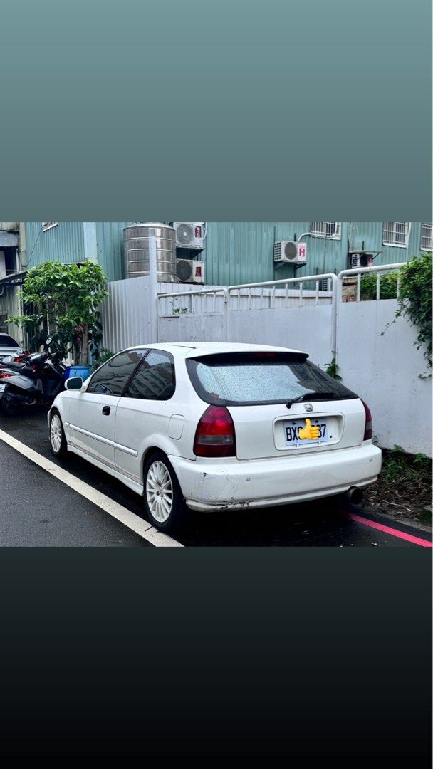 由 356812 (刊登 ID 1377550145，圖片 2) 提交，位於 台北市 (Taipei) 的 Honda Civic K8 （Hatchback自排） (類別：汽車出售)，說明：1.6 自排 引擎順 車體結構正常，外觀不影響行駛 實車照如圖，代步改裝兩相宜 售價已含稅金 車主自售非車商 價格已反應在外觀上面 年輕人第一台車練練手是沒問題的。