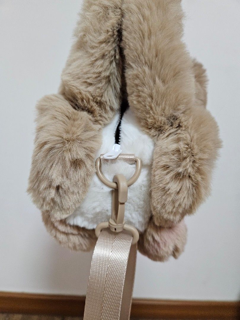 Labubu flurry popmart sling bag (Category: Cross-body Bags) located in Singapore. Submitted by zestie (Listing ID 1377431459, Image 3). Description: brand new, got it as a gift. with adjustable and removable shoulder strap. meet up at redhill mrt or nearby to deal..