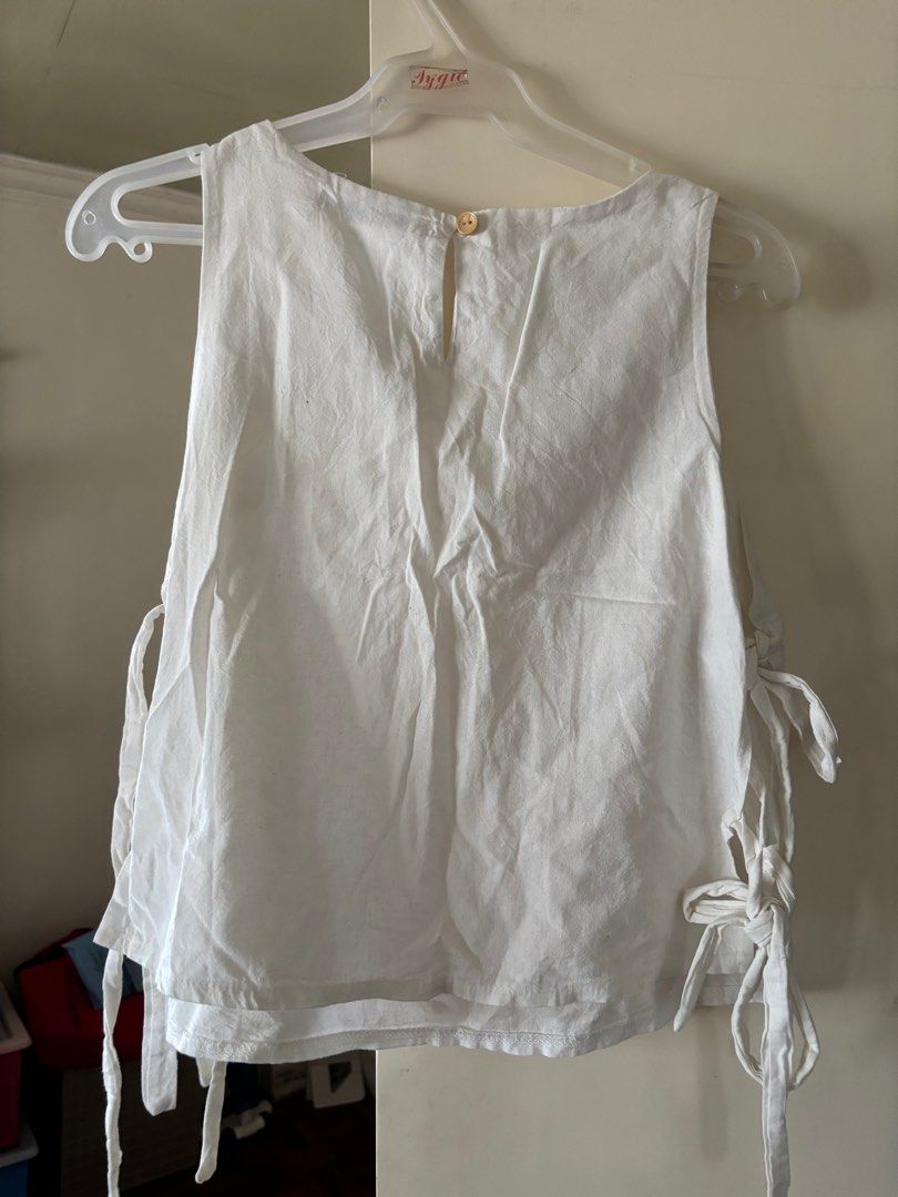 Linen Side Tie Top (Category: Blouses) located in Quezon City. Submitted by jenos (Listing ID 1377438399, Image 3). Description: bought from Bangkok Thailand good as new.