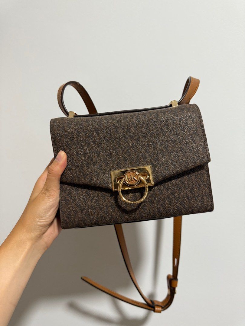 MK Signature Logo Crossbody sling bag (Category: Bags & Wallets) located in Singapore. Submitted by agneschong_ (Listing ID 1377459385, Image 1). Description: lightly used michael kors crossbody sling bag with signature logo on front. -does not have any scratches or marks, carefully taken care of. -$200, nego reasonably meet up at boon lay!.
