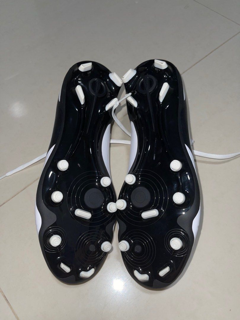 Nike Football Boots - Tiempo Legend 10 - Size 9 (Category: Racket & Ball Sports) located in Singapore. Submitted by user9010374632618 (Listing ID 1377488606, Image 3). Description: These Nike football boots are in great condition. worn ONCE and washed after because i dont like the fit please dm if interested.
