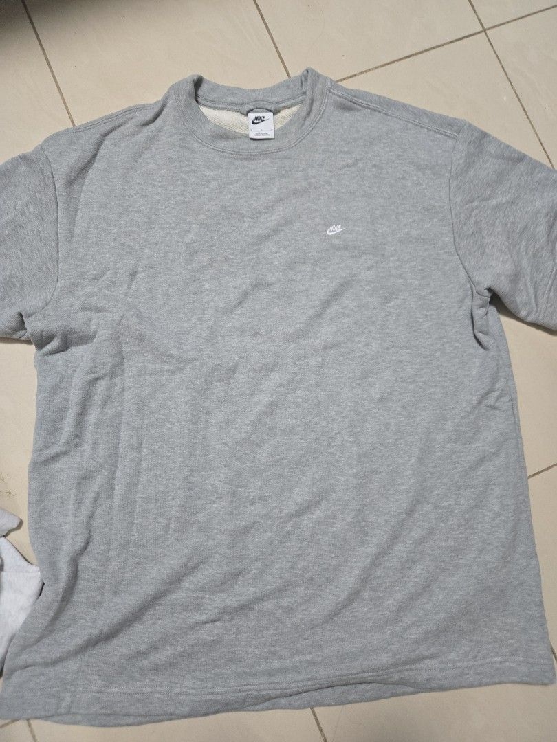 Nike Grey Crewneck oversie L/Red Air force Xl/Black Nike hoop XL (Category: Tshirts & Polo Shirts) located in Singapore. Submitted by capricorn_ascendant (Listing ID 1377439156, Image 1). Description: - Grey Nike crewneck t-shirt - Small Nike logo on front - Large 'nike.' print on back - Ideal for casual wear buy 1 for $10. 3 for $20.